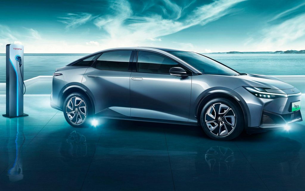 Confira os detalhes do Toyota Corolla elétrico. O sedã foi apresentado no mercado chinês e tem autonomia de até 600 km