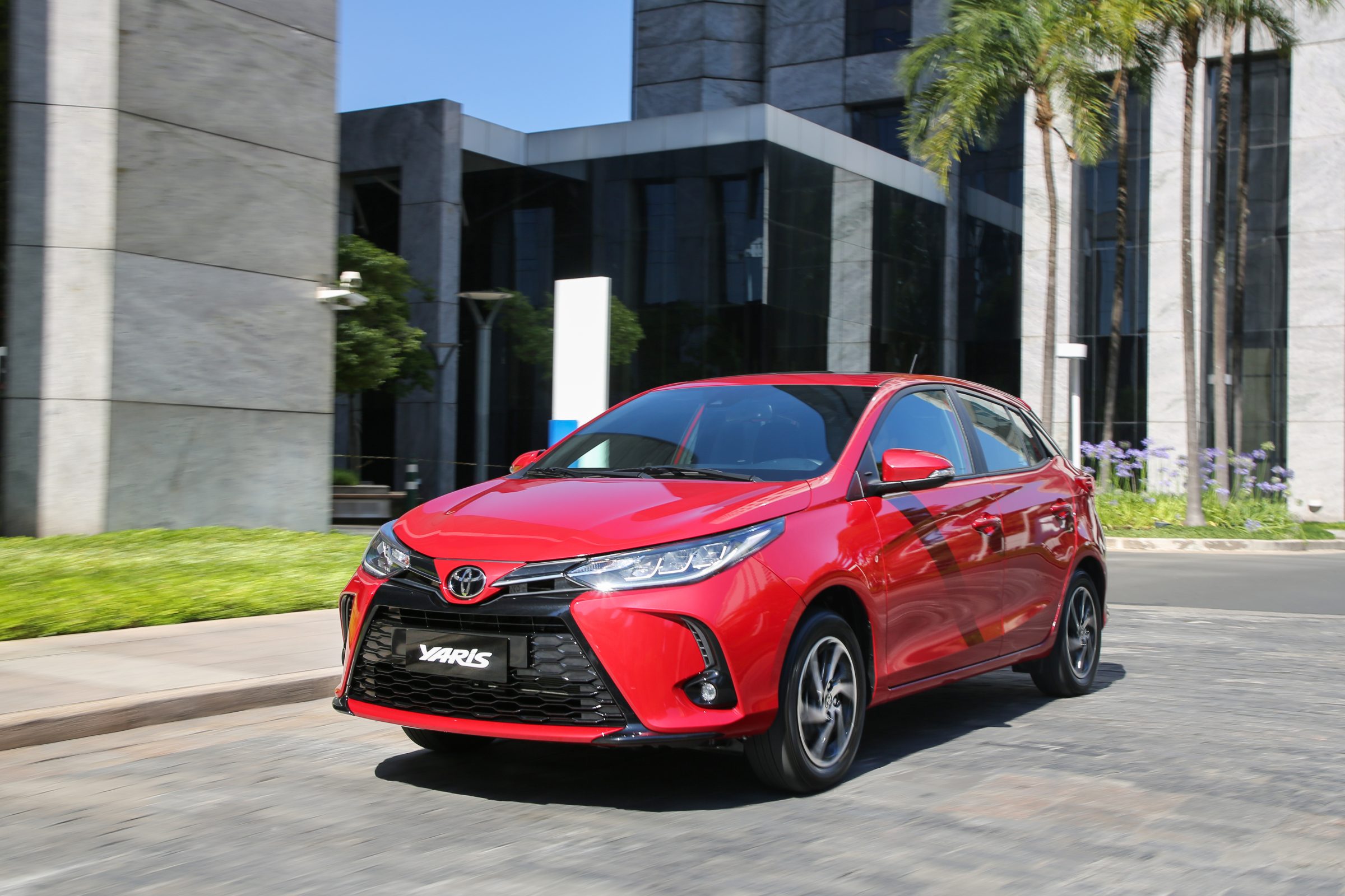 Confira todos os detalhes do Toyota Yaris 2023 na configuração hatch e conclua se vale o investimento no modelo