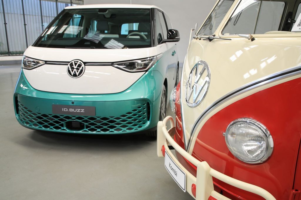 O VW ID. Buzz e a lendária Kombi Corujinha tiveram um encontro na fábrica da marca, em Anchieta