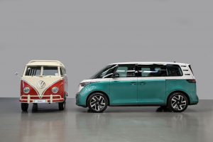 O VW ID. Buzz e a lendária Kombi Corujinha tiveram um encontro na fábrica da marca, em Anchieta