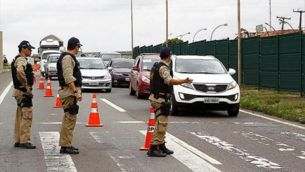 Confira o que diz a lei sobre o que pode ou não com os carros parados em blitz