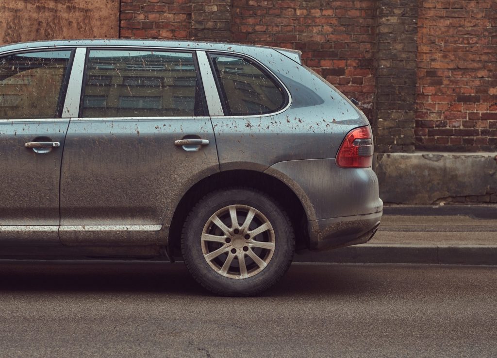 Conheça o Decreto Municipal que multa o condutor por circular na cidade com carro sujo. A infração gera cobrança de R$ 130 e 4 pontos na CNH