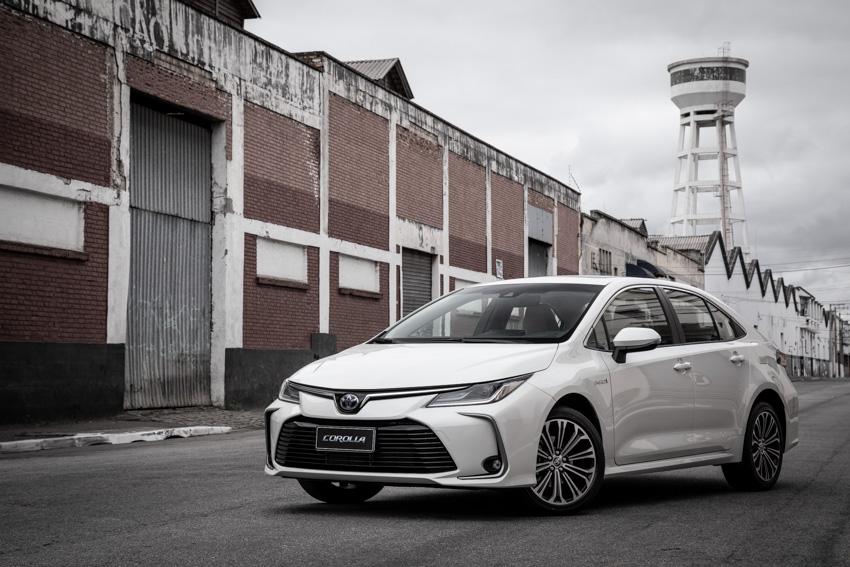 Toyota apresenta Corolla com tecnologia híbrida flex Índia