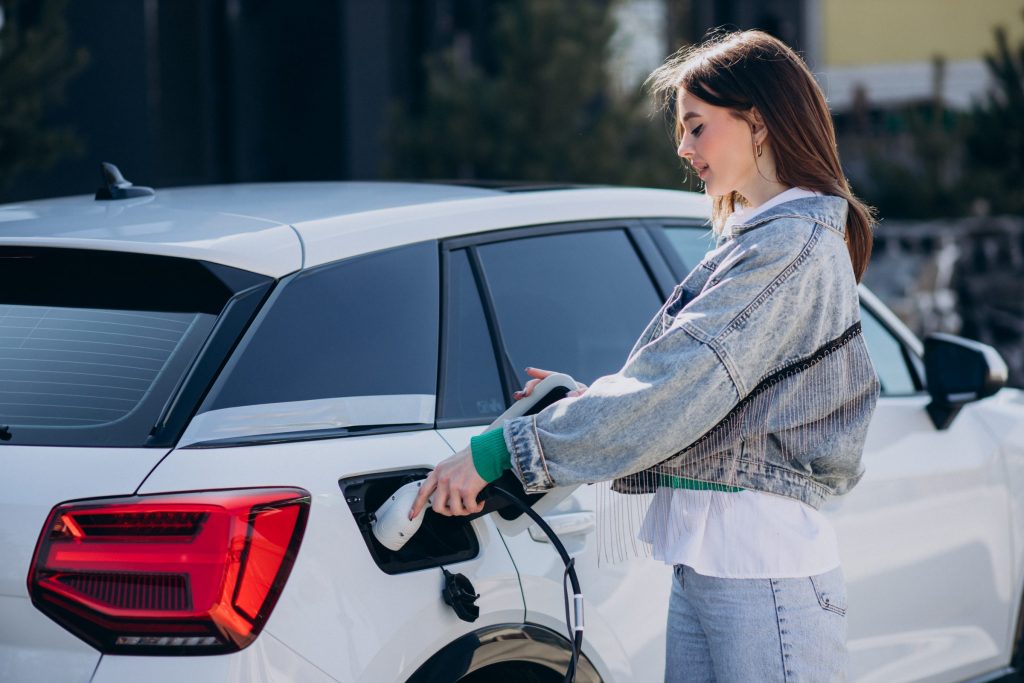 De acordo com especialista o fim do ano é um período movimento nos shoppings, e a falta de estrutura para carros elétricos é preocupante