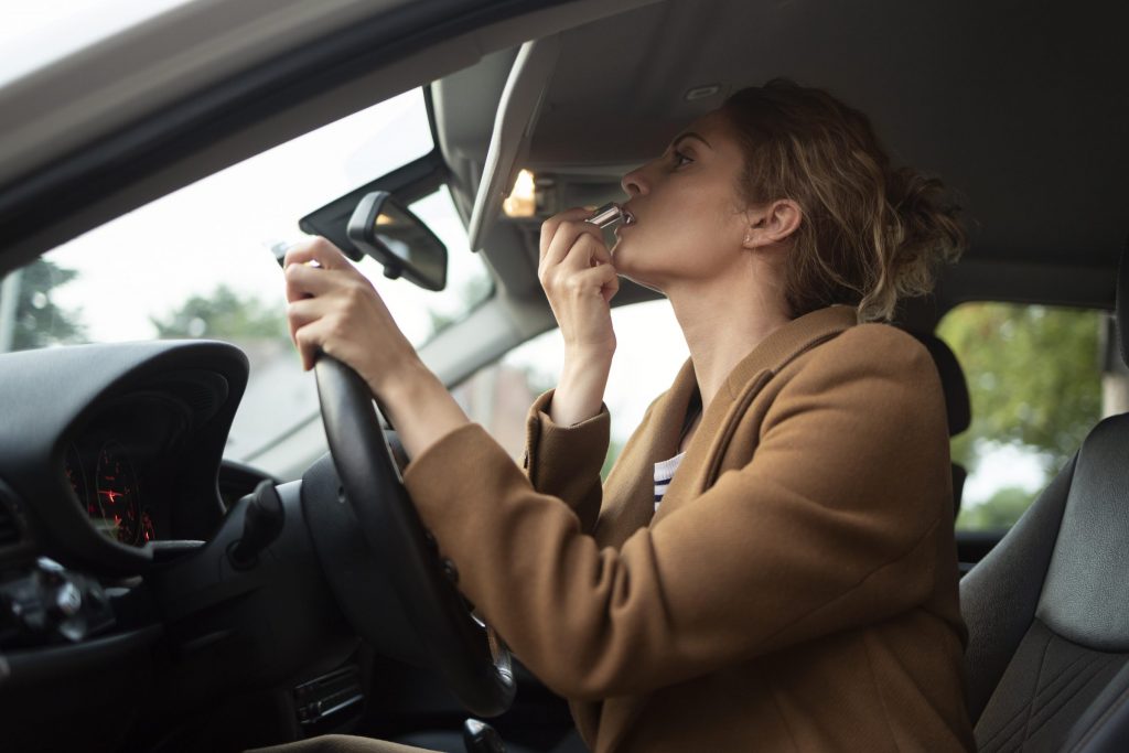 Veja o que diz a lei sobre maquiar-se ao volante