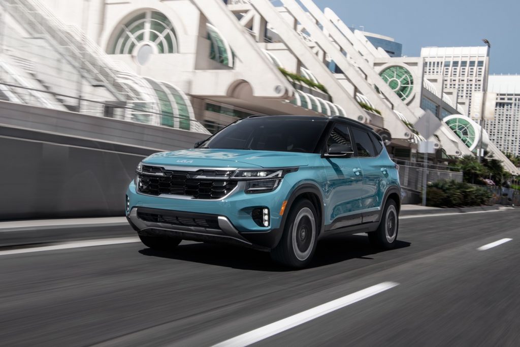 O Kia Seltos 2024 acaba de ser revelado no Salão do Automóvel de Los Angeles. O SUV chega com novo visual e nova versão X-Line