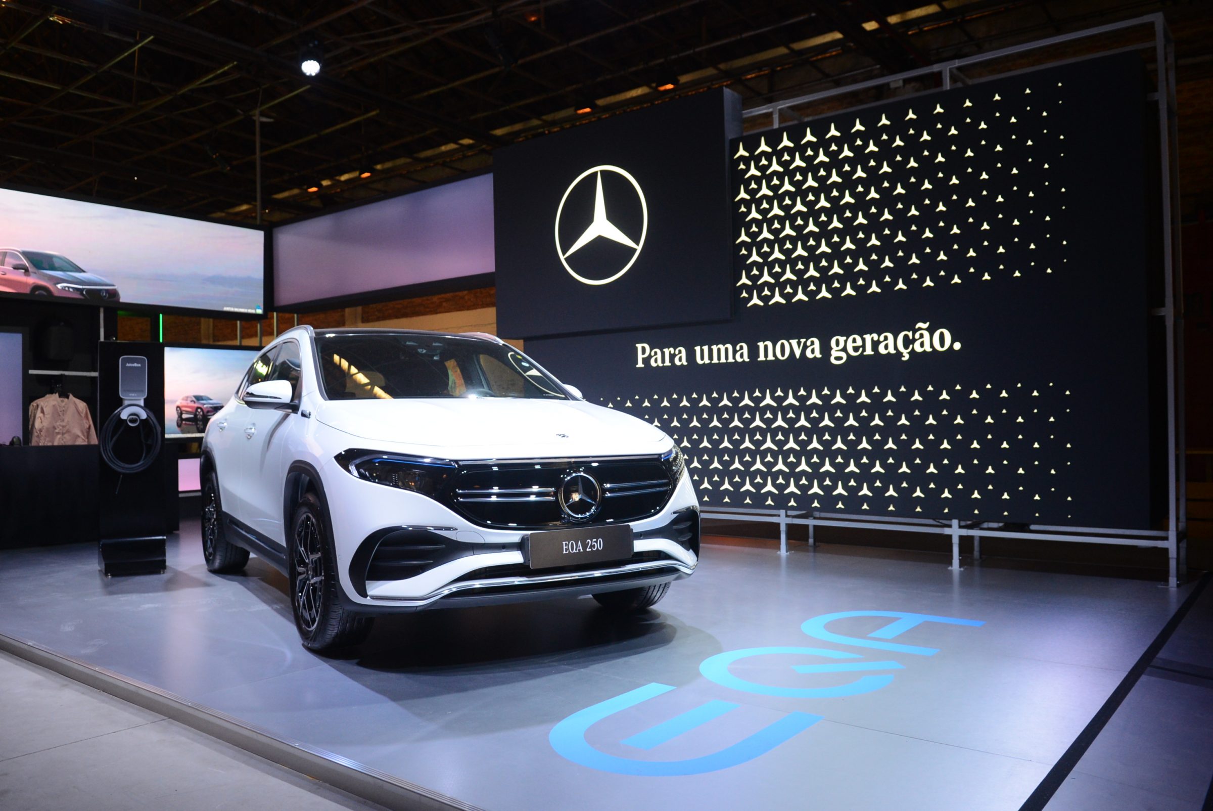 Mercedes exibe o elétrico EQA 250 no São Paulo Fashion Week