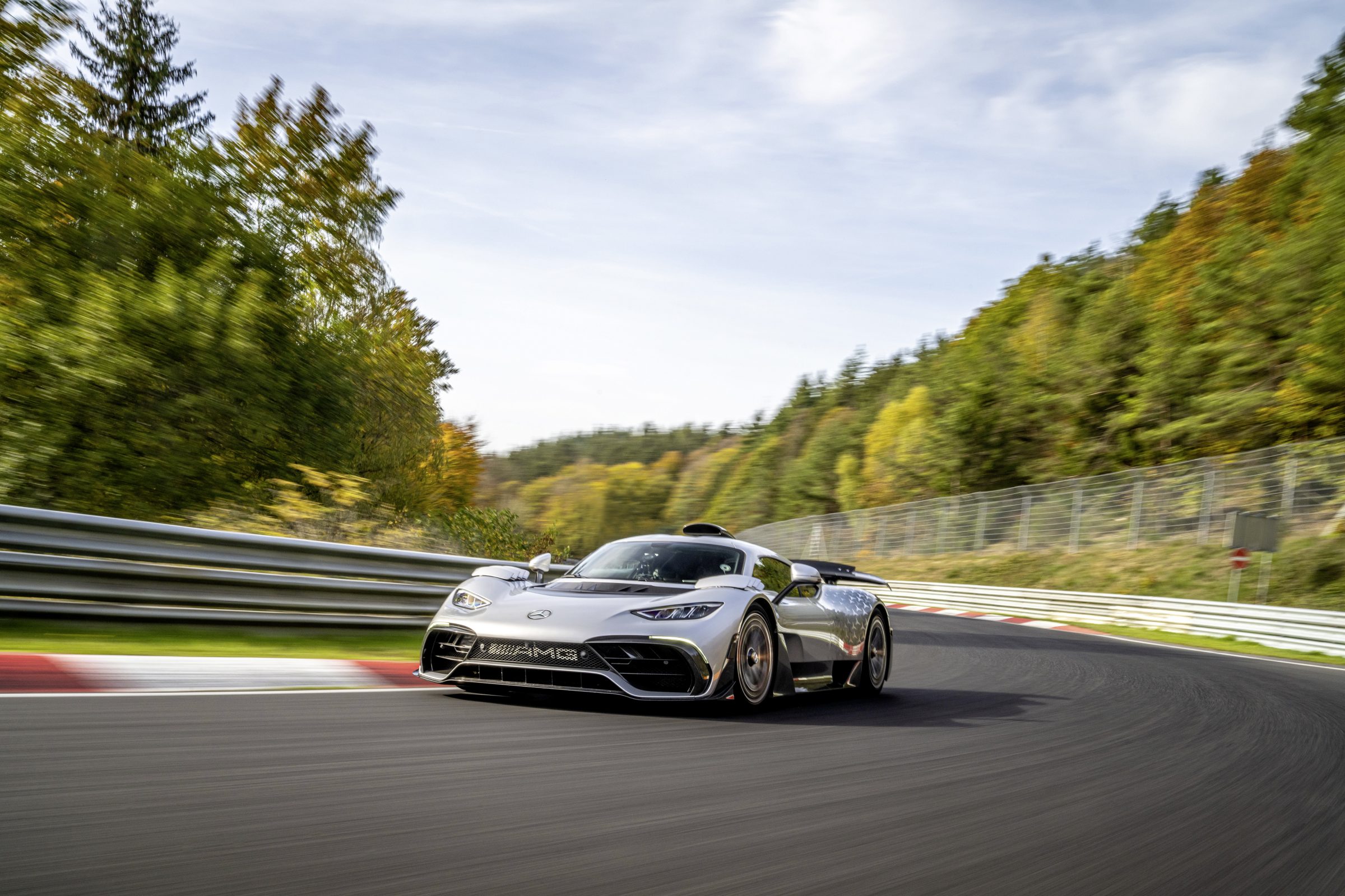 O superesportivo Mercedes-AMG One é o novo detentor do título de carro que completou o circuito de Nurburgring em menor tempo