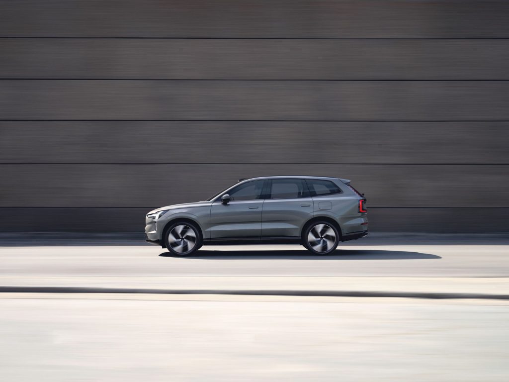 O novo Volvo EX90 é o SUV de sete lugares da marca escandinava com até 600 km de alcance e capacidade para sete ocupantes