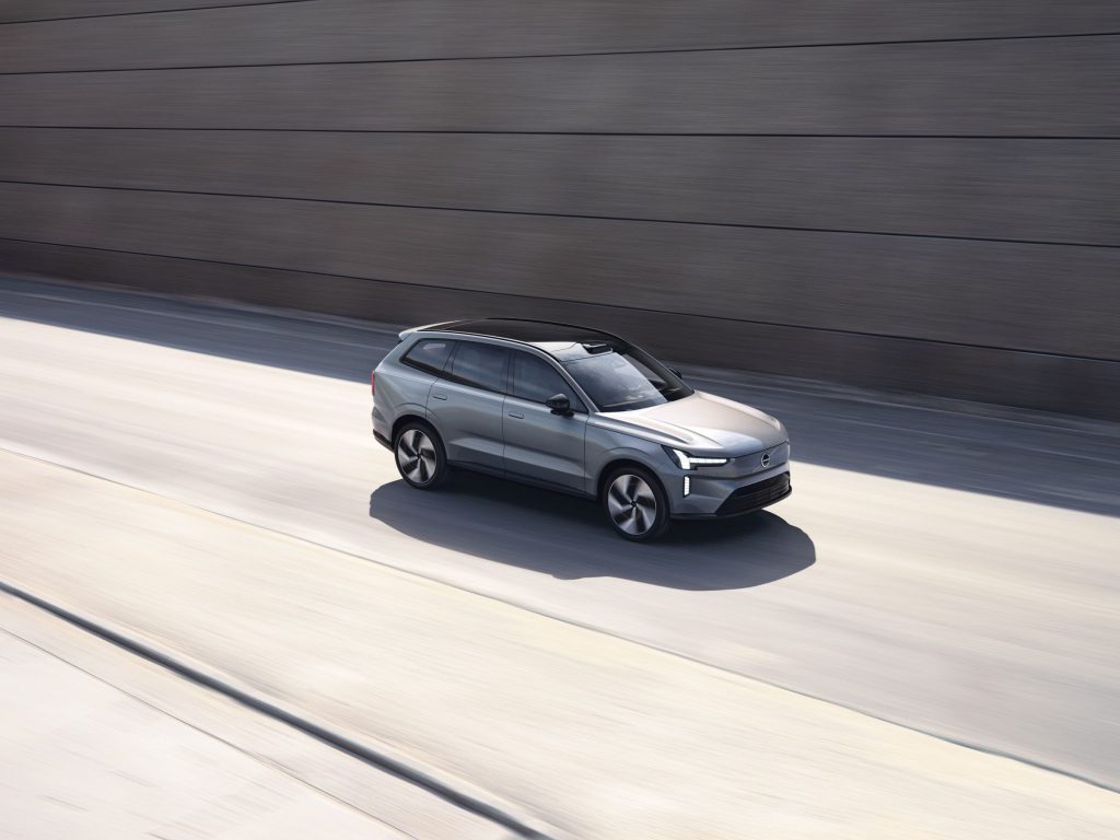 O novo Volvo EX90 é o SUV de sete lugares da marca escandinava com até 600 km de alcance e capacidade para sete ocupantes