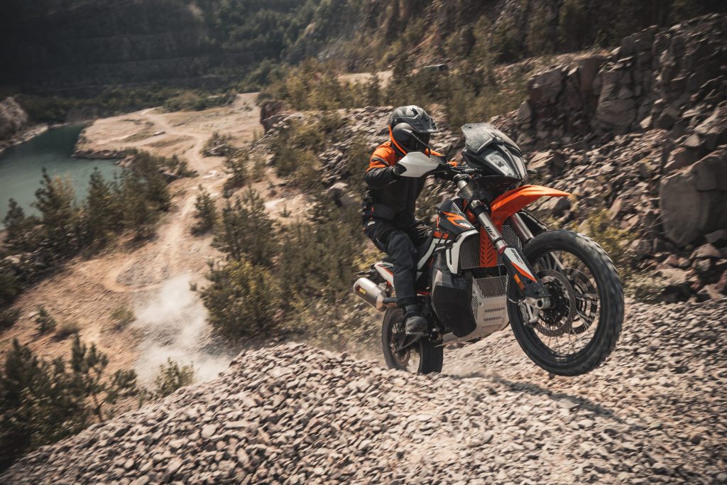 A KTM 890 R já está disponível no mercado brasileiro com linha 2023 e preço de quase R$ 140 mil