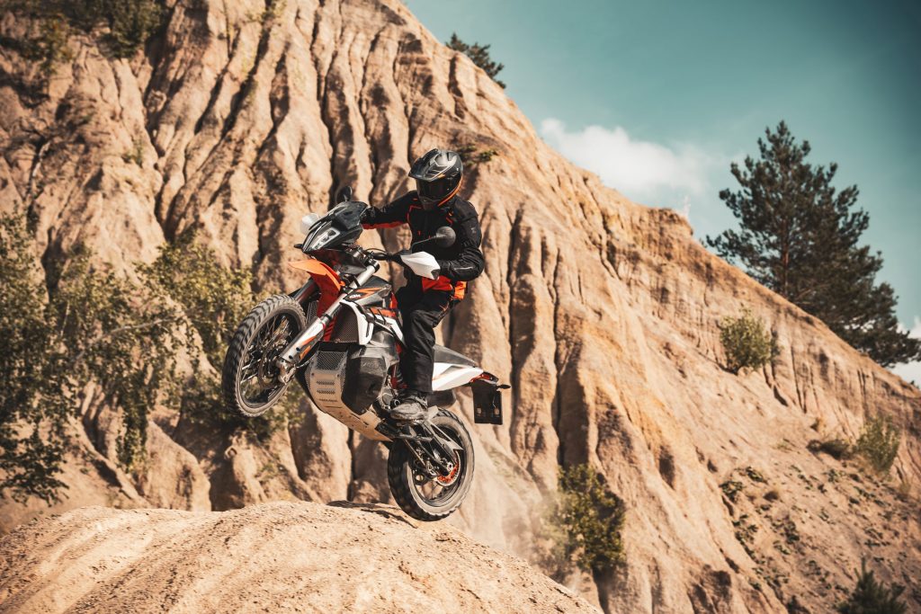 A KTM 890 R já está disponível no mercado brasileiro com linha 2023 e preço de quase R$ 140 mil