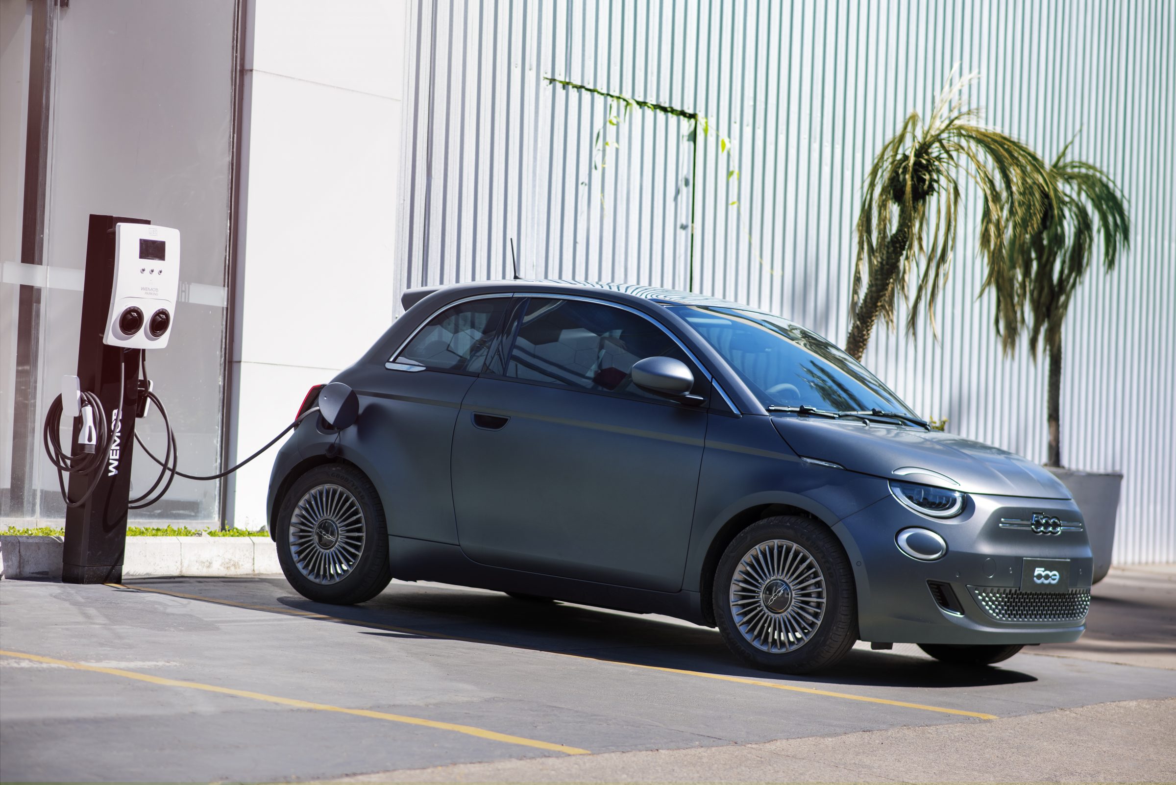 O Fiat 500e fará parte do portfólio da montadora na América do Norte a partir de 2024