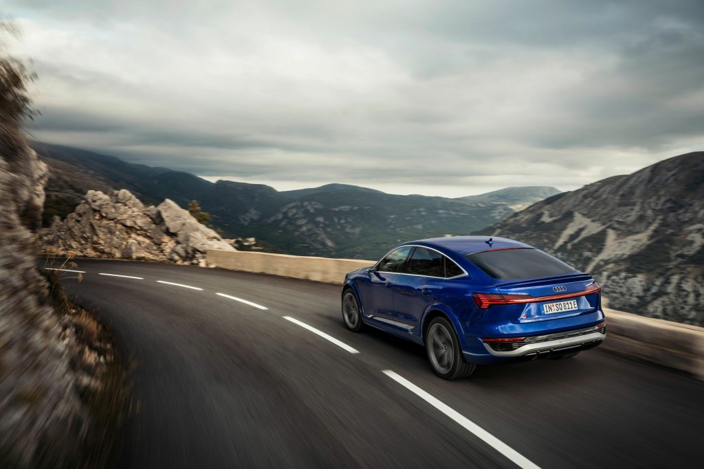 O Audi Q8 e-tron é o novo veículo elétrico topo de linha da marca dos quatro anéis