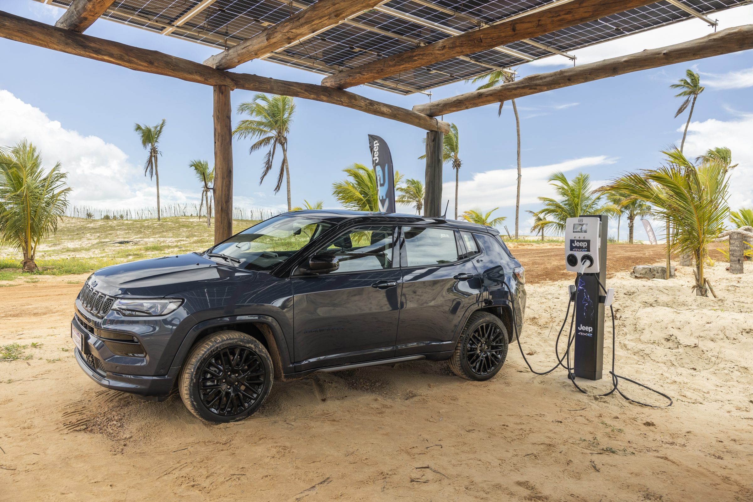 O Jeep Compass 4Xe, primeiro SUV da marca no Brasil com tecnologia híbrida, tem valor promocional de R$ 280 mil