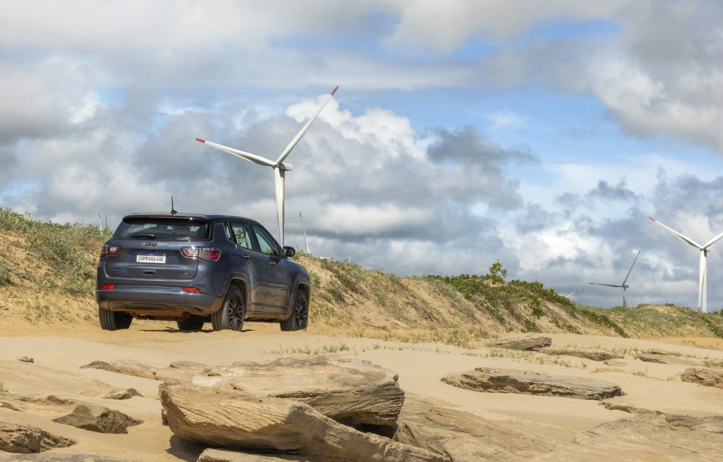 O novo SUV híbrido da marca chinesa, o BYD Song Plus DM-i chega para competir com o Jeep Compass 4xe, veja os detalhes de cada um deles