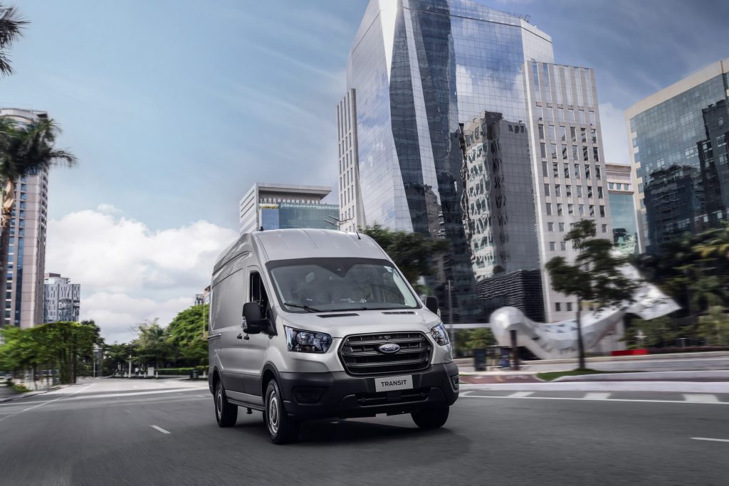 A Ford Transit 2023 chegará repleta de novidades, a começar pela versão com transmissão automática