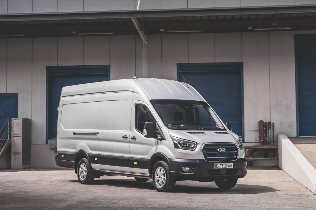 A Ford Transit 2023 chegará repleta de novidades, a começar pela versão com transmissão automática