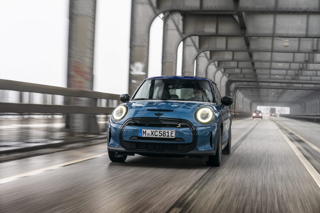 O veículo MINI Cooper S na versão a combustão, bem como na elétrica, está disponível com condições especiais durante o mês de novembro