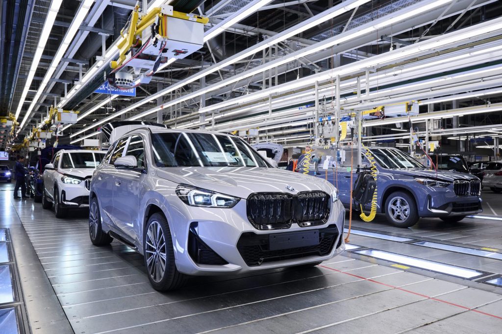 O BMW iX1 teve produção iniciada no mercado europeu. O carro tem até 440 km de autonomia e potência de 313 cv