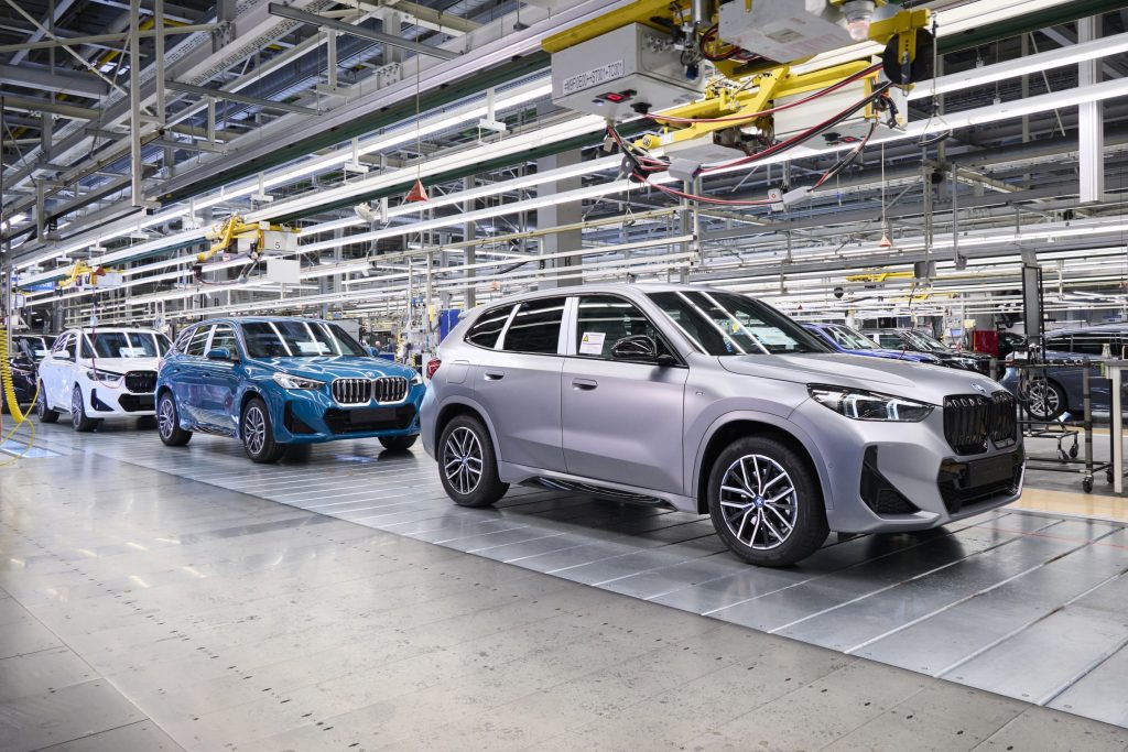 O BMW iX1 teve produção iniciada no mercado europeu. O carro tem até 440 km de autonomia e potência de 313 cv