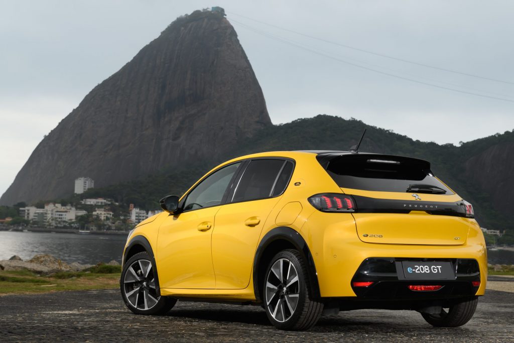 O hatch elétrico da montadora francesa está mais acessível. Com portfólio em expansão, a marca reduziu o preço do Peugeot e-208 GT