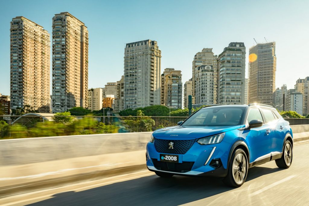 A Peugeot acaba de ampliar sua ofensiva de carros elétricos no Brasil com a chegada do SUV e-2008