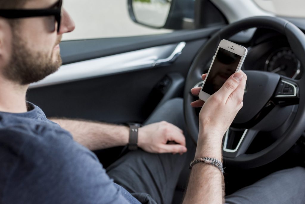 Conheça o Projeto de Lei que prevê dobrar a multa por uso de celular ao volante. A ação é considerada infração gravíssima