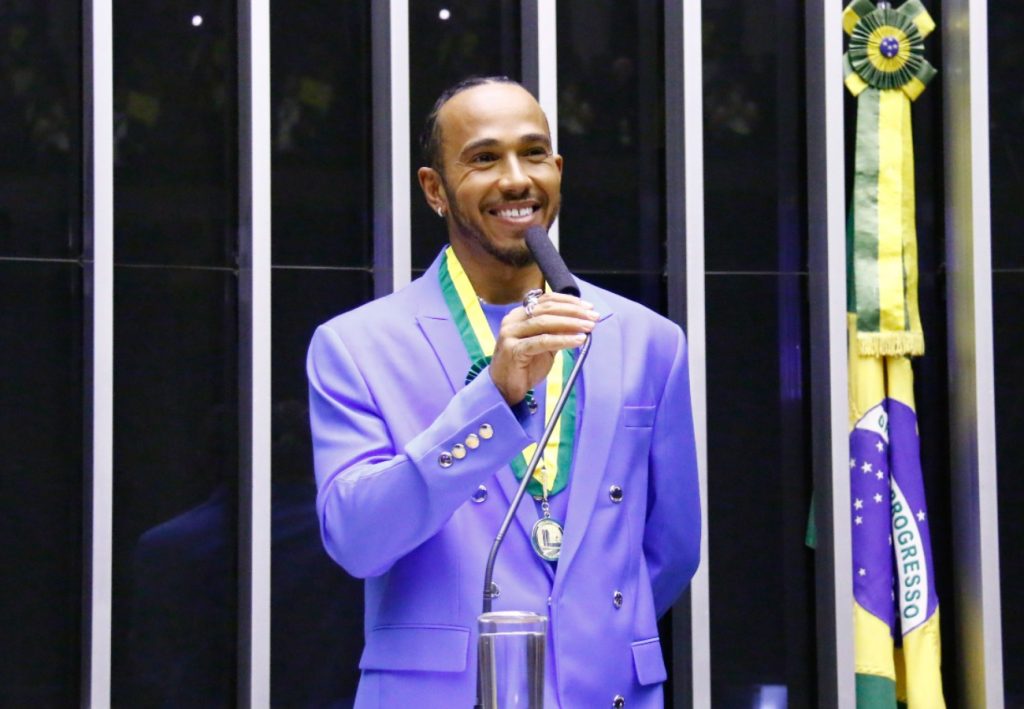 Lewis Hamilton recebe título de cidadão brasileiro em Brasília