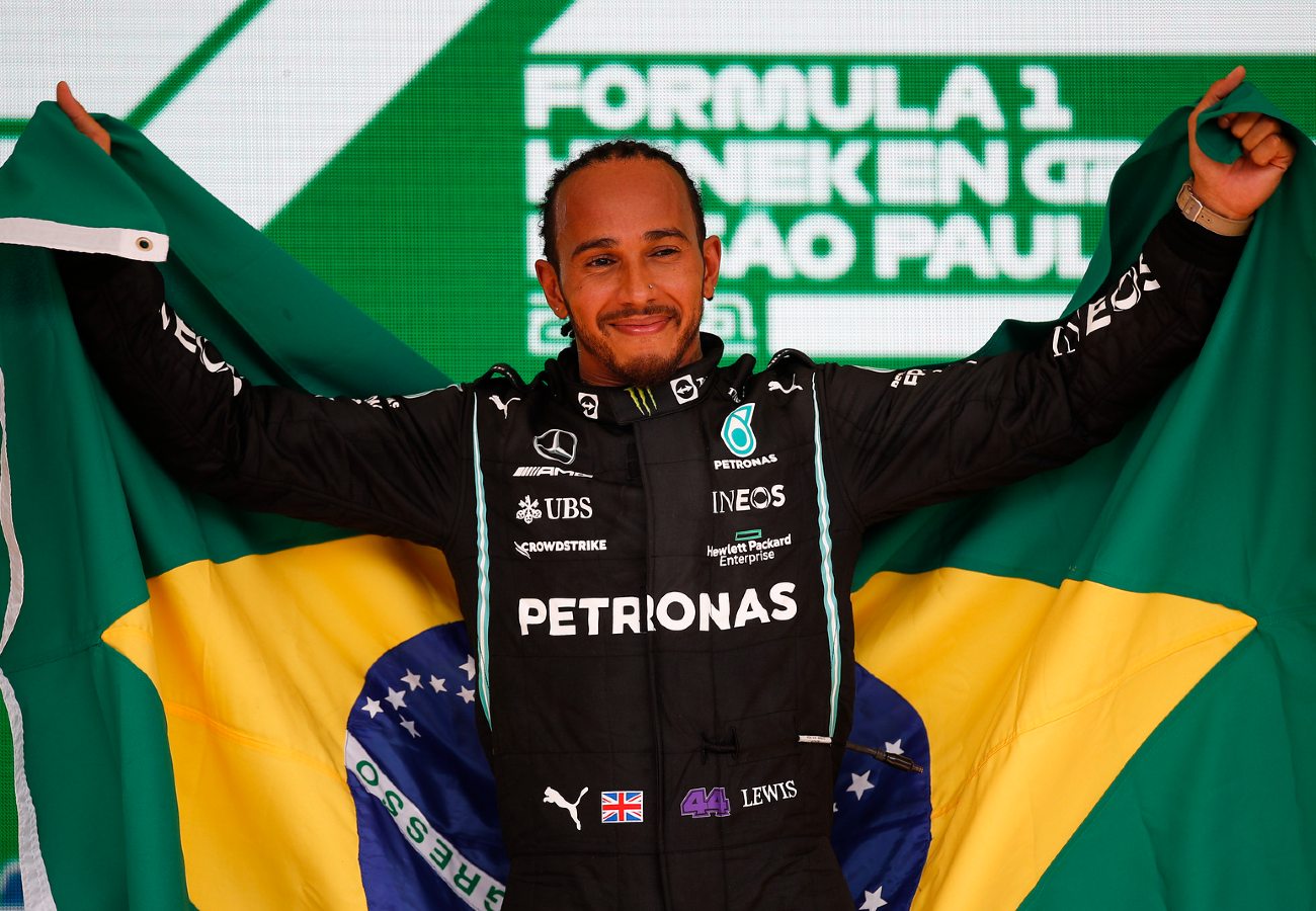 Lewis Hamilton com bandeira do Brasil GP de São Paulo 2021