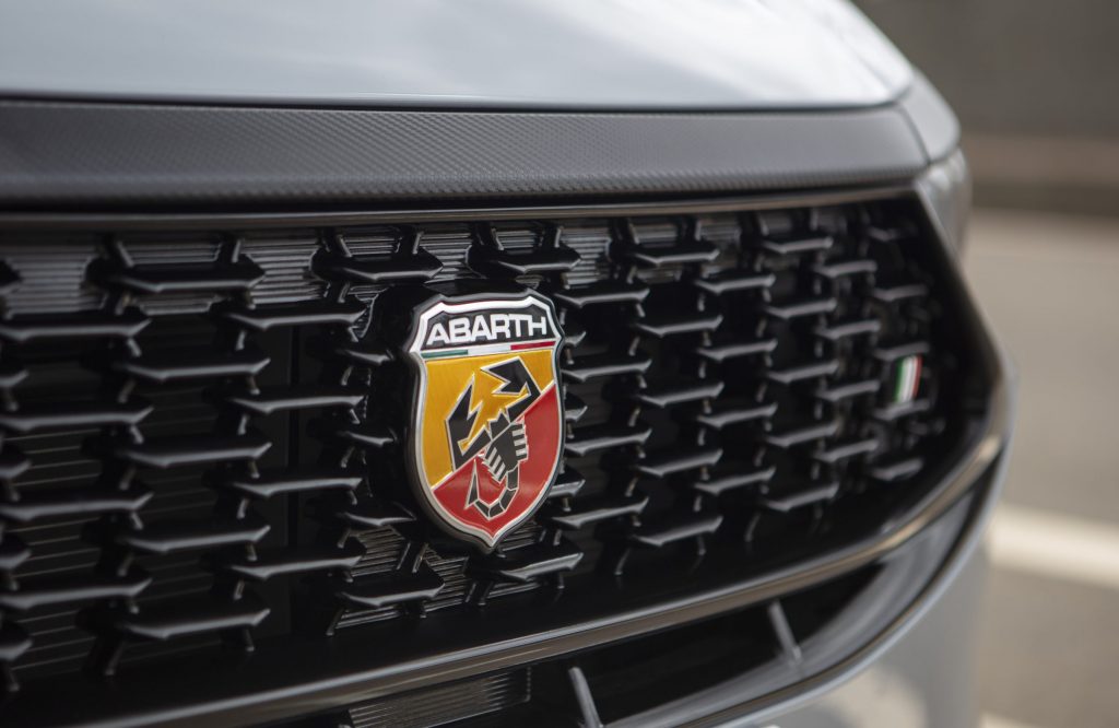 O Pulse Abarth já tem data de lançamento: próxima quinta-feira, 17 de novembro. O SUV conta com modificações no design e motorização