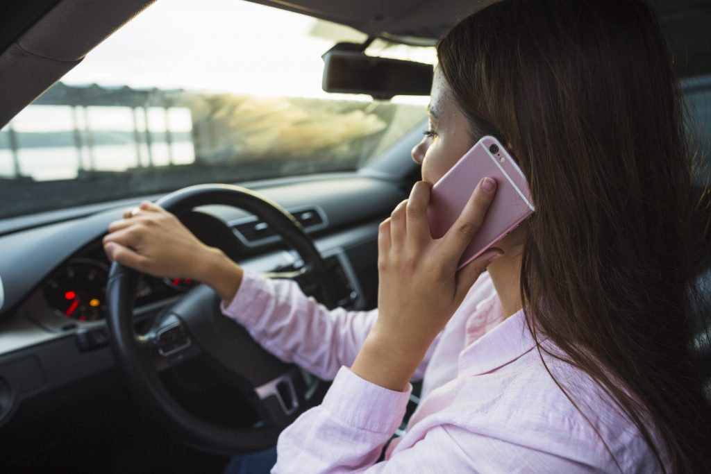 Conheça o Projeto de Lei que prevê dobrar a multa por uso de celular ao volante. A ação é considerada infração gravíssima