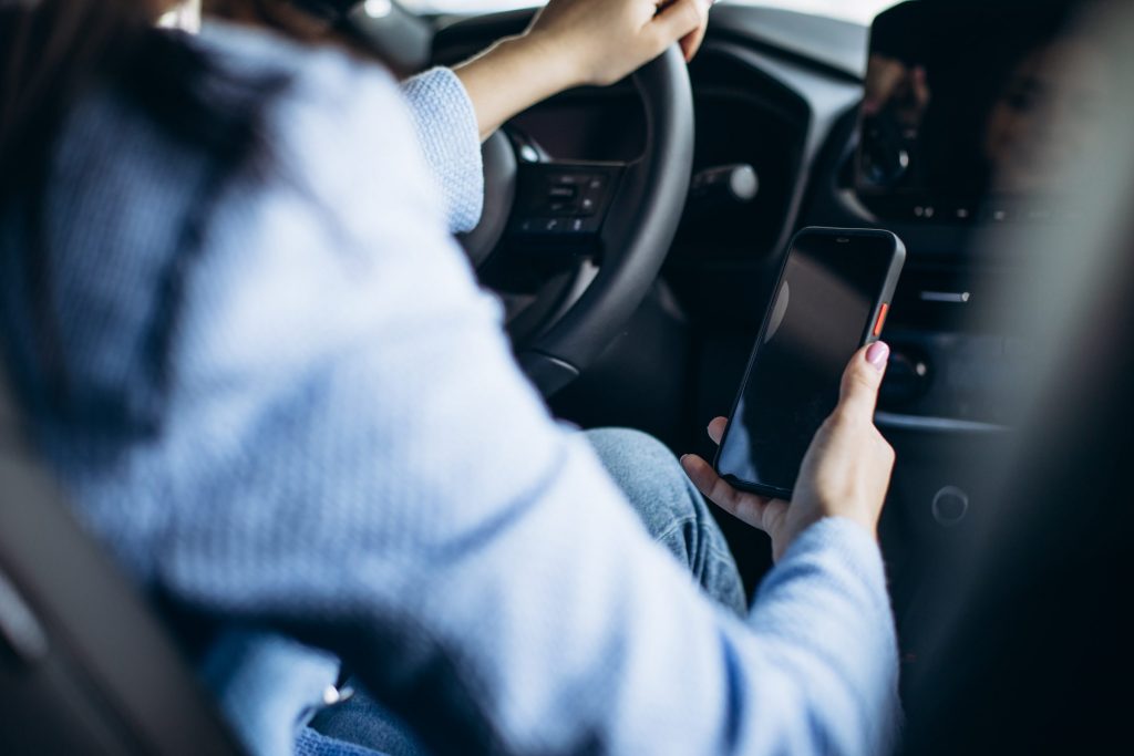 Conheça o Projeto de Lei que prevê dobrar a multa por uso de celular ao volante. A ação é considerada infração gravíssima