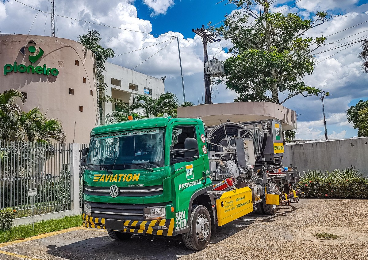 Caminhão elétrico da VW abastece aviões no Aeroporto de Manaus