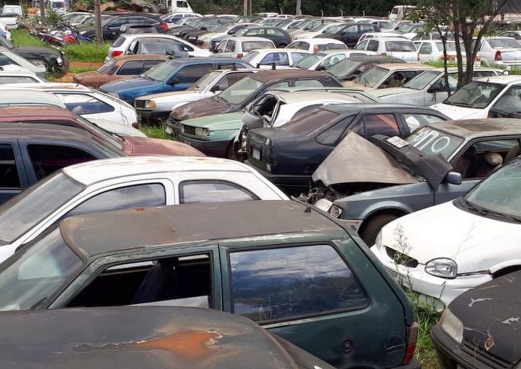 Saiba o que acontece com os veículos abandonados no pátio do Detran