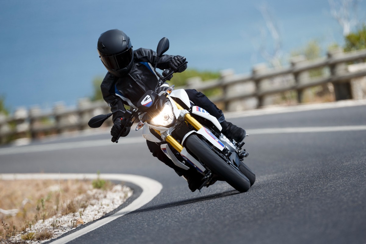 Motos BMW, como a G 310 R, apresentam ofertas especiais neste mês de dezembro (Foto: Divulgação/BMW)