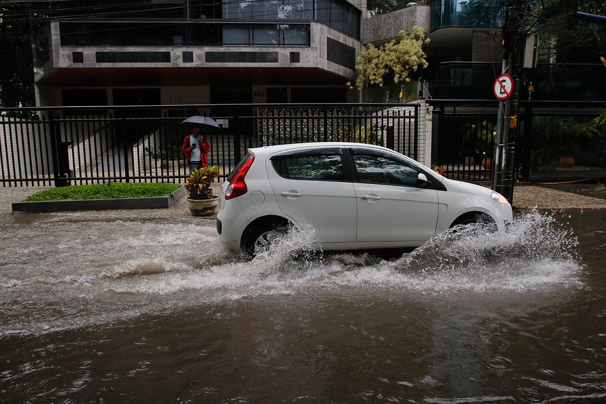 Perdeu a placa do carro na chuva? Saiba o que fazer para solicitar uma nova