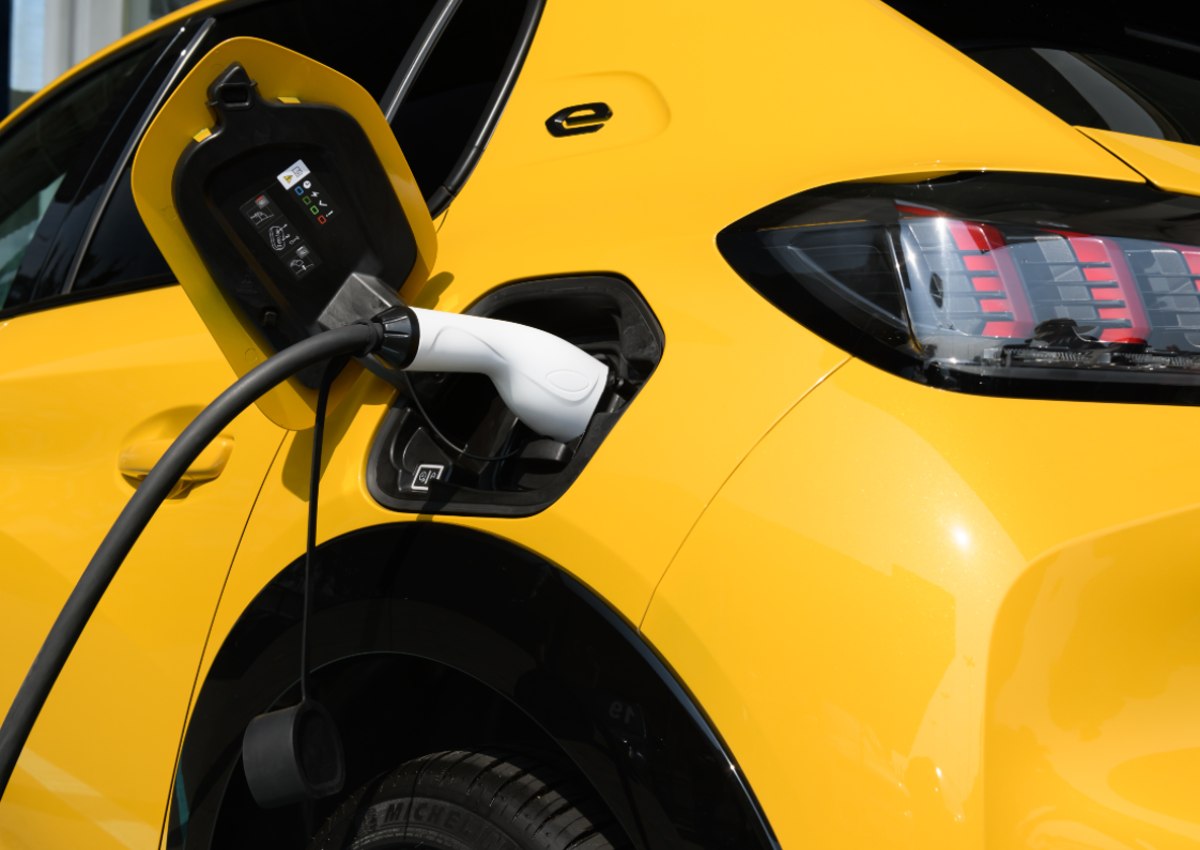 Procura por instalação de tomadas para carros elétricos em prédios sobe 200%