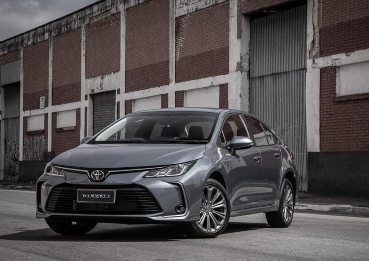 O sedã Toyota Corolla 2023 ficou mais caro com a virada de ano. As seis versões do modelo encareceram entre R$1.500 e R$1.900