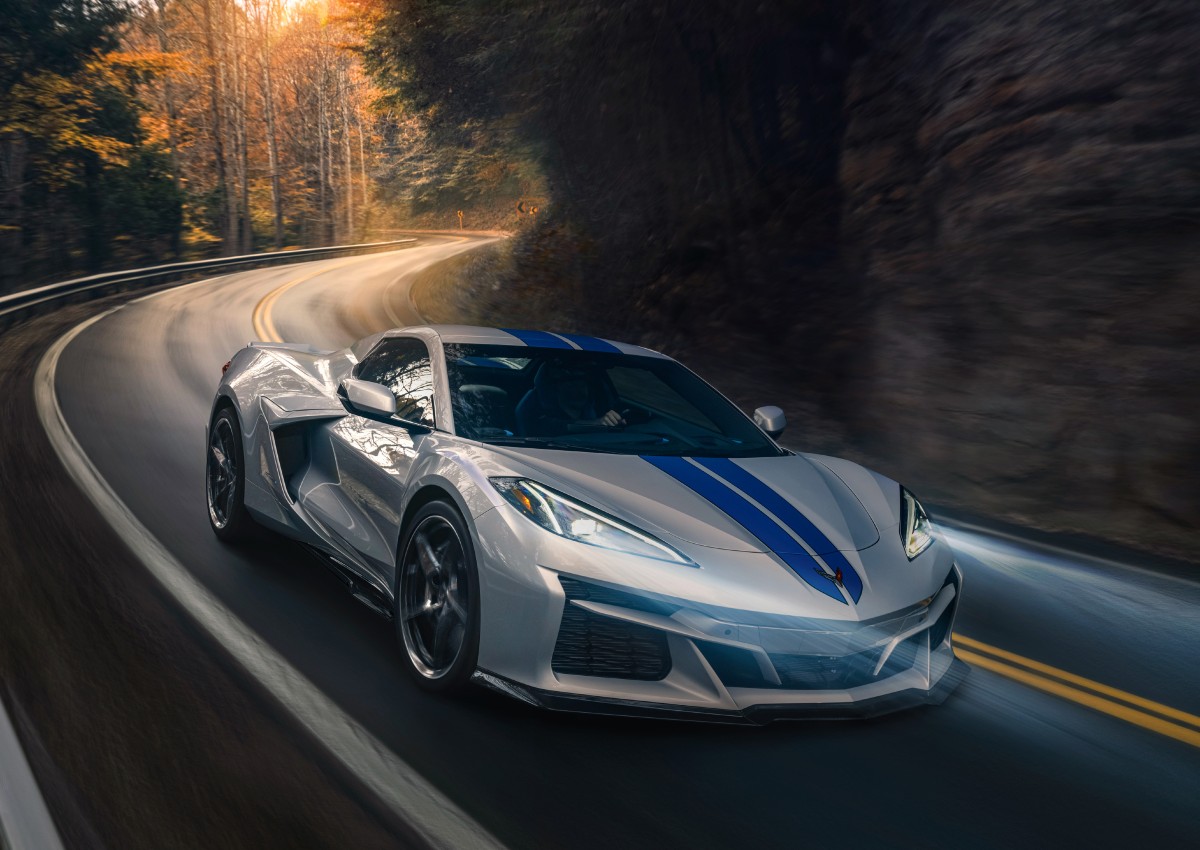 Conheça o novo Chevrolet Corvette E-Ray, modelo de motorização híbrida, composta por um V8 de 6.2 litros e tração integral