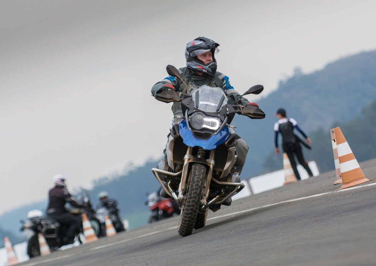 Veja como participar do curso de pilotagem de motos promovido pela BMW Motorrad durante o mês de janeiro