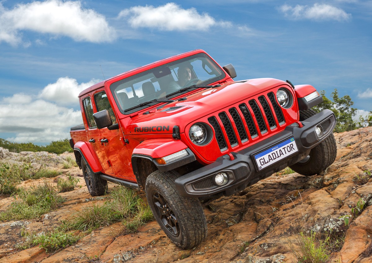 A picape Jeep Gladiator 2023 chega com a novidade do novo protetor de caçamba como item de série