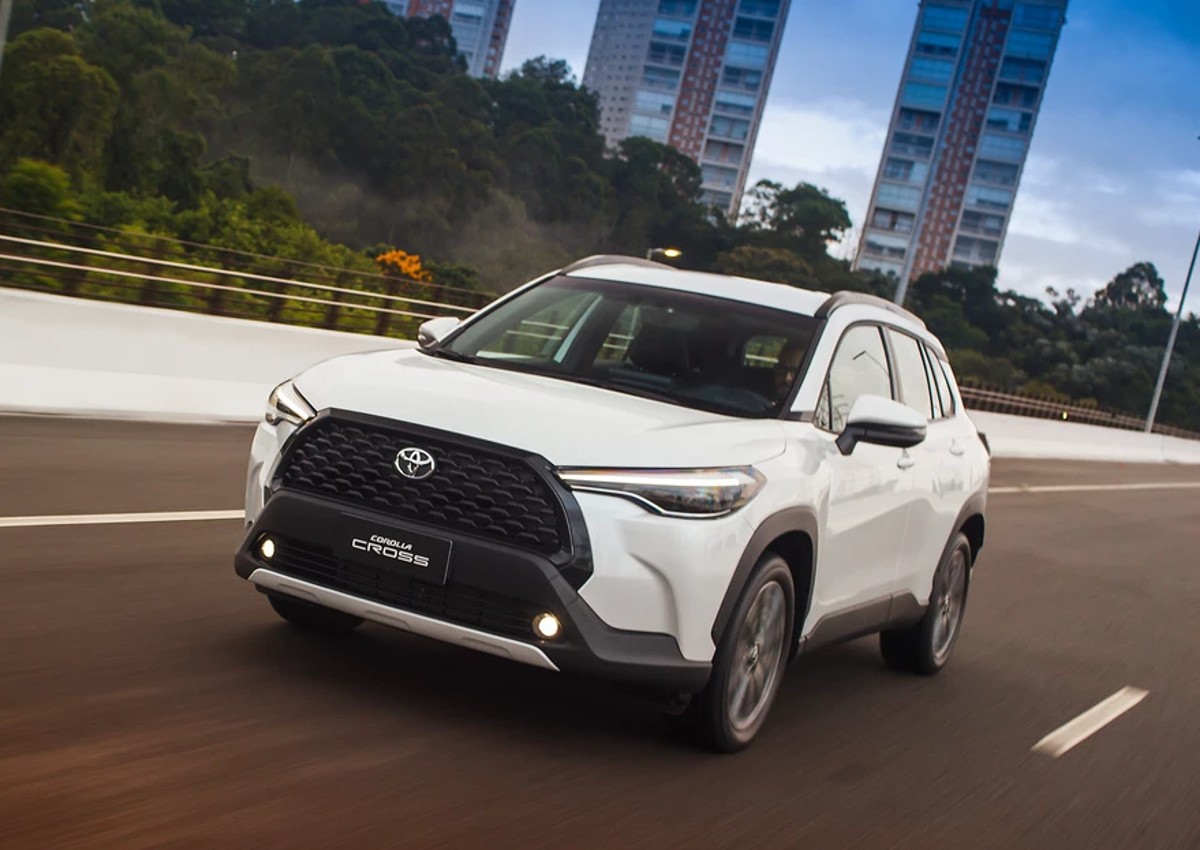 Com a virada de ano, o SUV Toyota Corolla Cross 2023 ficou mais caro. Os reajustes variam entre R$ 1.600 e R$2.100