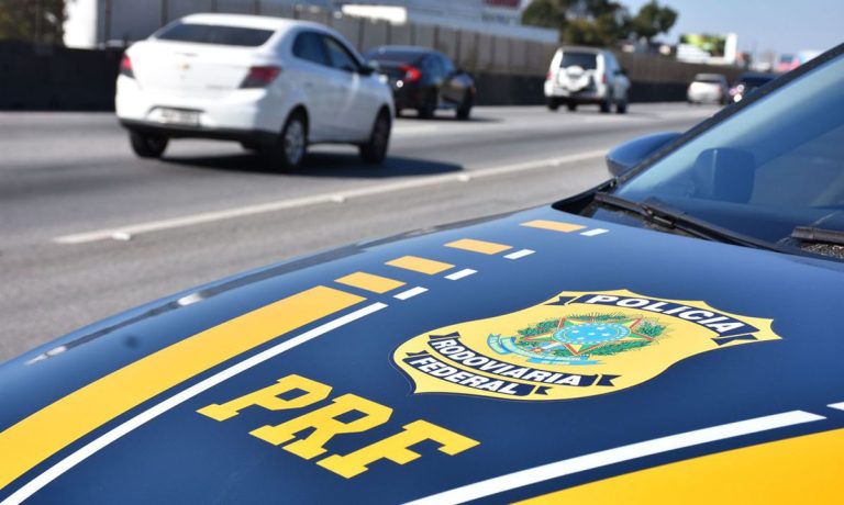 Capô do carro da PRF
