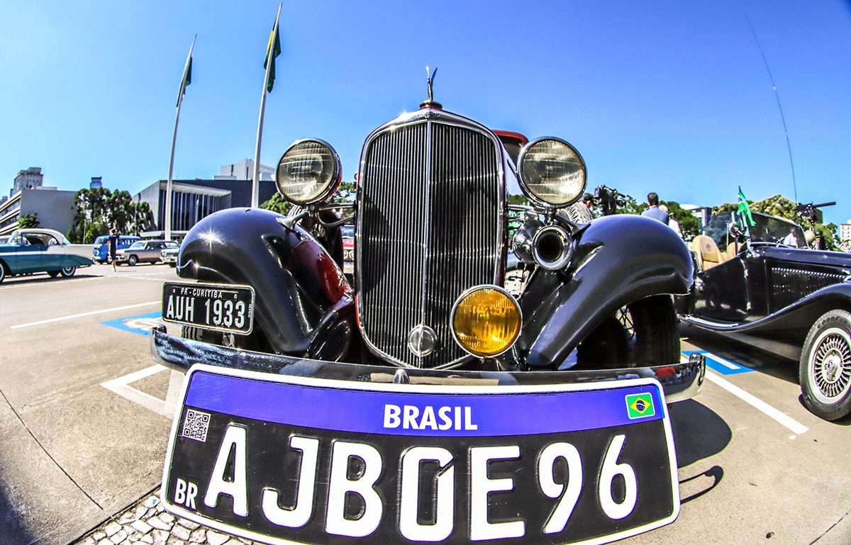 Colecionadores celebram 1 ano da nova placa preta Mercosul; saiba como obter