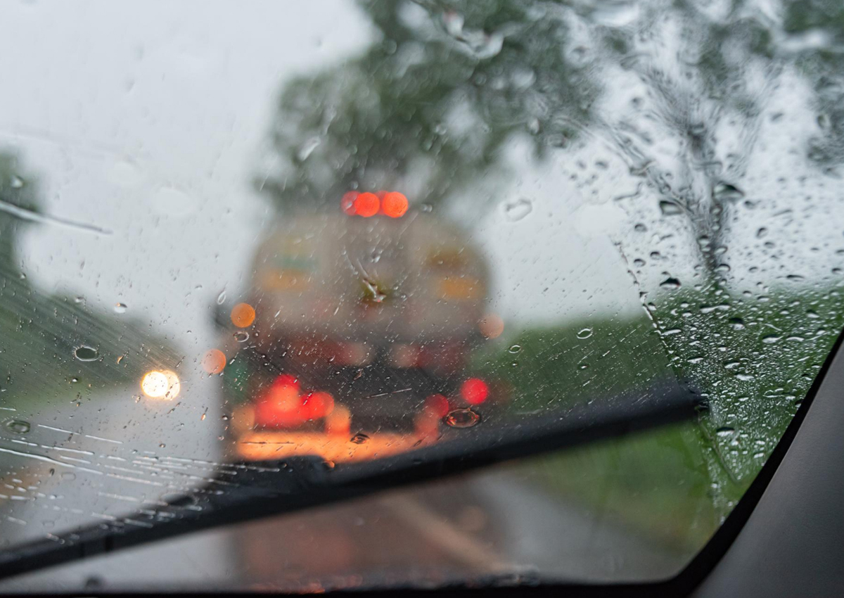 Você sabe dirigir na chuva? Veja DICAS