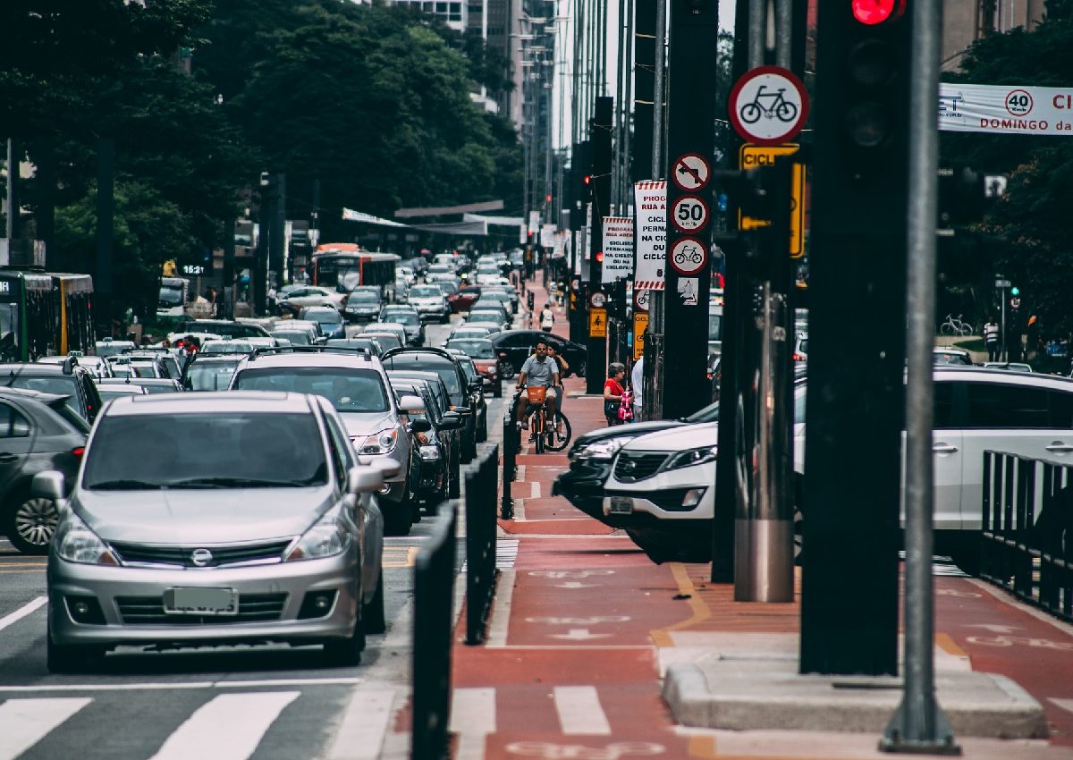 Dado o avanço nas pautas ambientais, a descarbonização dos automóveis passou a ser tema cada vez mais frequente no segmento automotivo.