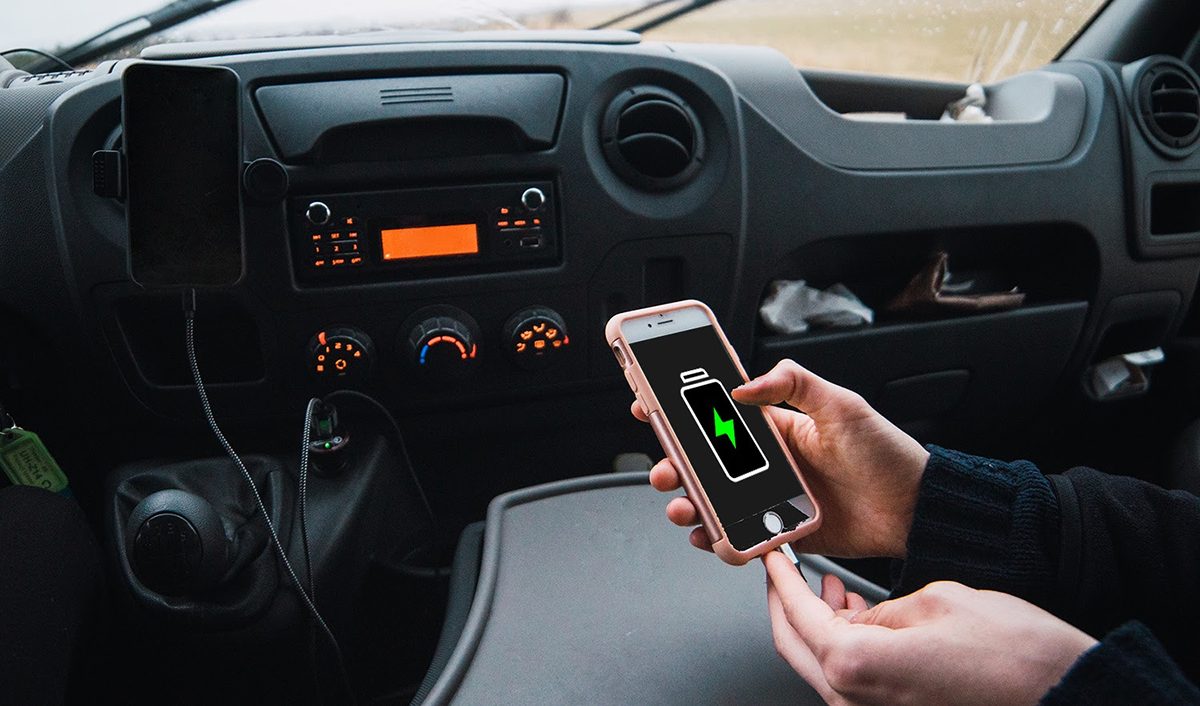 Lernen Sie, wie Sie Ihr Handy im Auto richtig aufladen