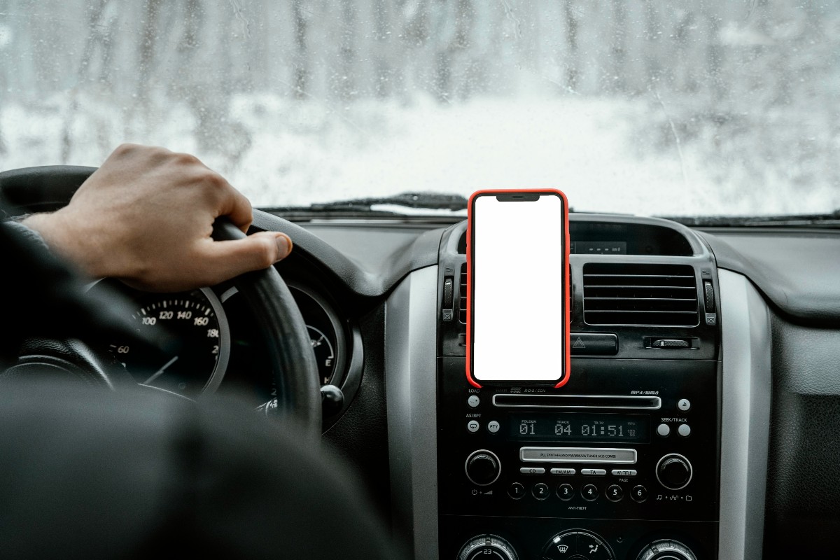 Usar celular no suporte do carro pode gerar multas?