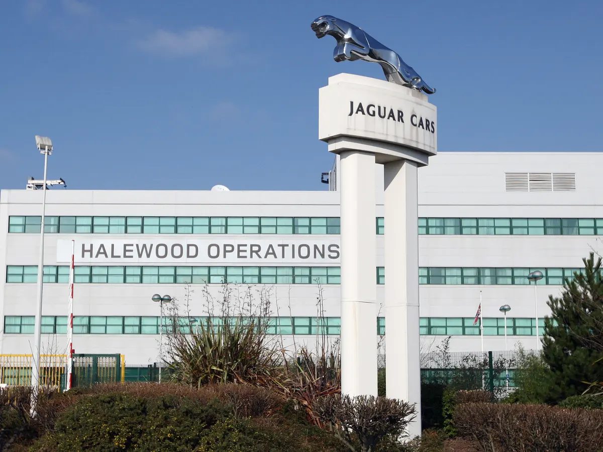 Jaguar Land Rover anuncia investimento para acelerar plano de eletrificação